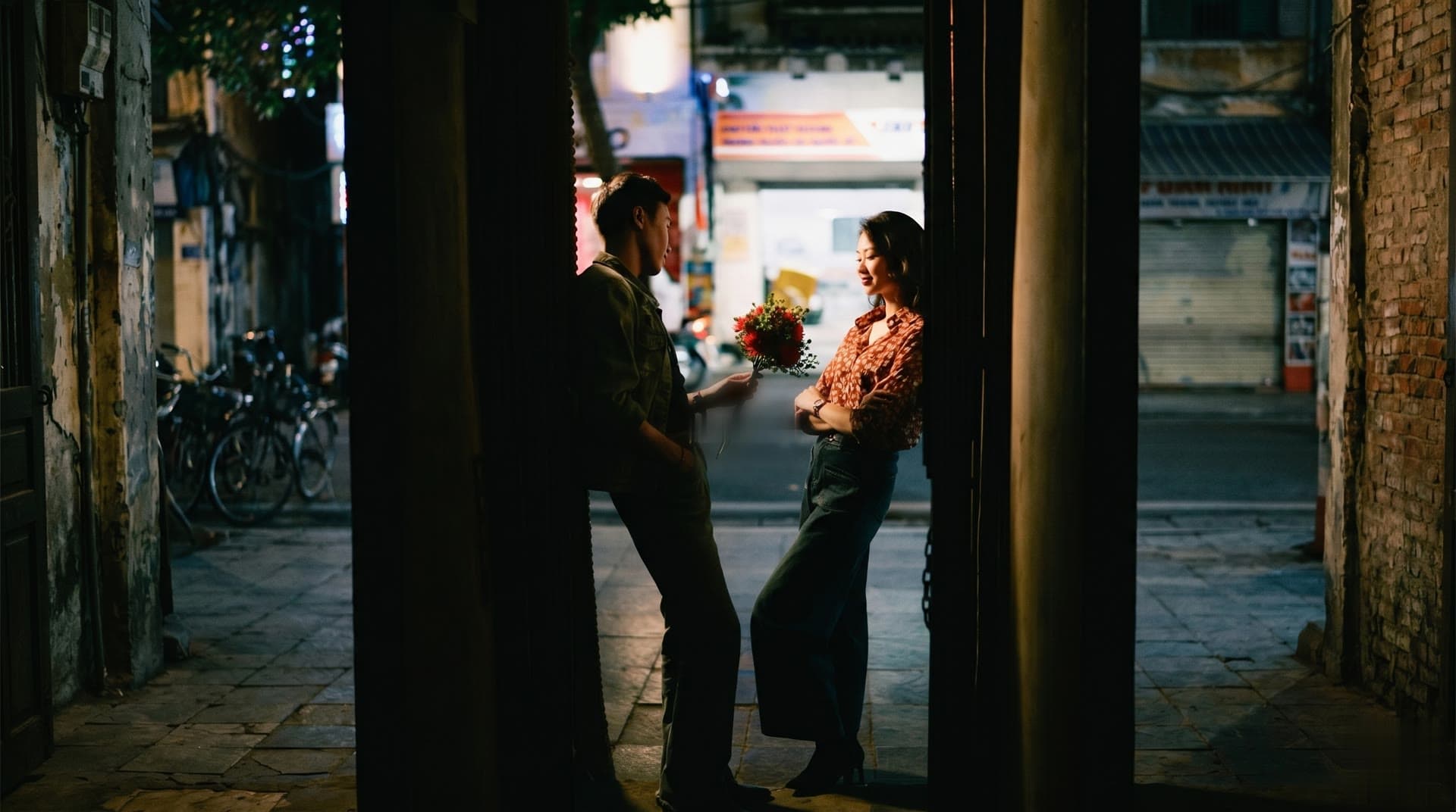 Casal em beco íntimo do Japão à noite