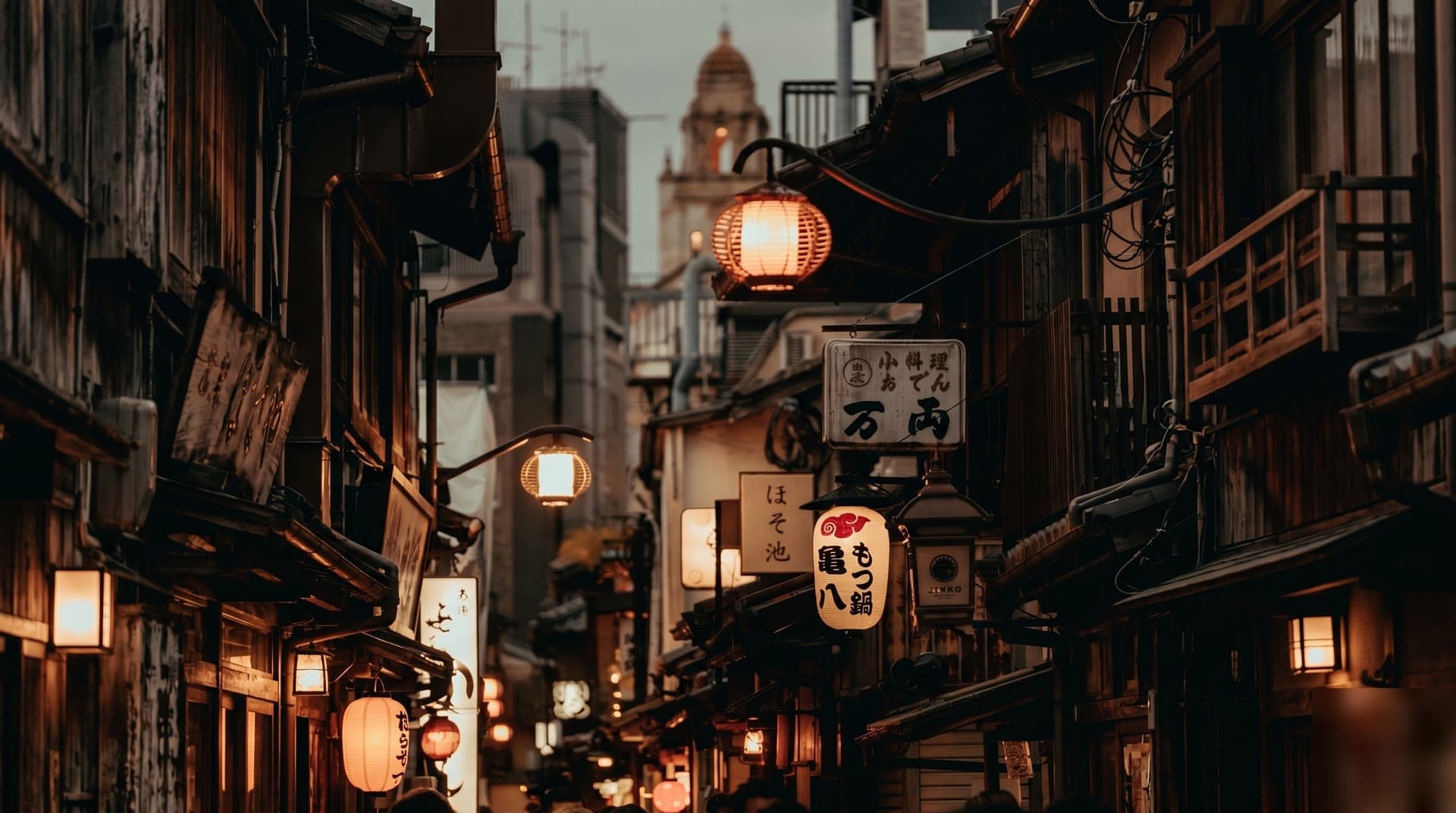 Beco do Japão à noite com lanternas